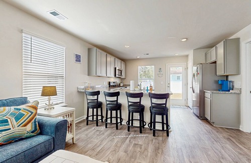 Ocean Isle Beach Casa | Coastal home near golf courses and close to beach attractions - central AC & W/D