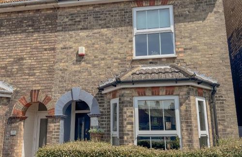 Lowestoft Casa | Coastal home sleeping five - 2 minute walk beach