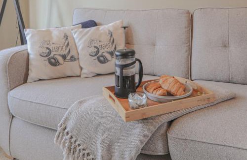 Lowestoft Casa | Coastal home sleeping five - 2 minute walk beach