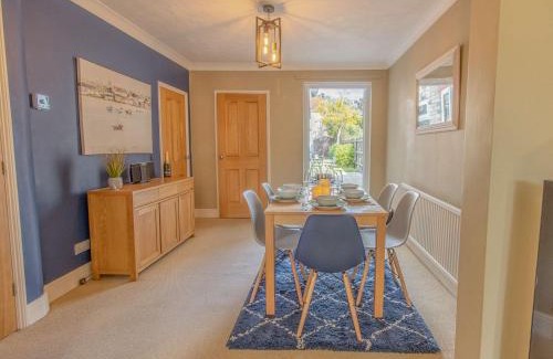 Lowestoft Casa | Coastal home sleeping five - 2 minute walk beach