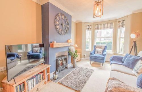 Lowestoft Casa | Coastal home sleeping five - 2 minute walk beach