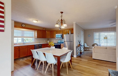 Salter Path Cabaña | Coastal home with patio, close to beach and local attractions