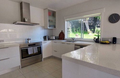 Kohimarama Apartamento | Coastal Home with Pool & Spa (Furnished Rentals)
