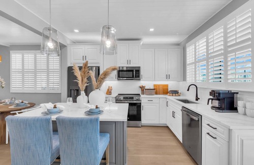 Cortez Casa | Coastal Luxe Villa! Tranquil 3-Story Retreat with Bay Views near Anna Maria Isl