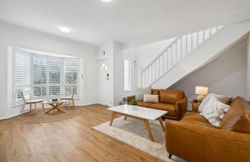 Glenelg South Casa | Coastal Luxury 3-Bed Townhouse 150m from Beach