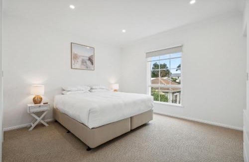 Glenelg South Casa | Coastal Luxury 3-Bed Townhouse 150m from Beach