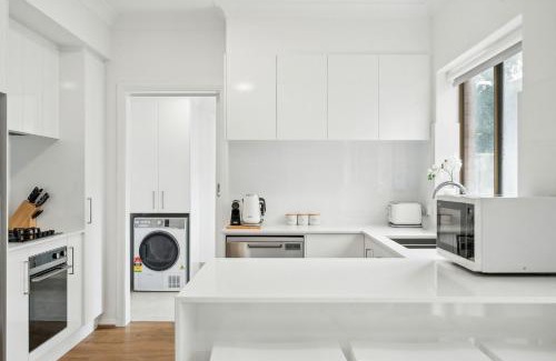 Glenelg South Casa | Coastal Luxury 3-Bed Townhouse 150m from Beach