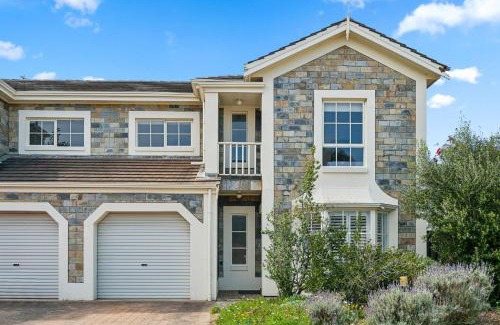 Glenelg South Casa | Coastal Luxury 3-Bed Townhouse 150m from Beach