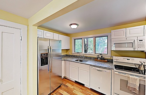 Sorrento Casa | Coastal New England gem with decks - 1 block to Sorrento Harbor