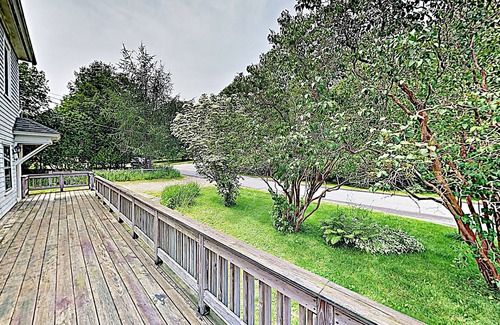 Sorrento Casa | Coastal New England gem with decks - 1 block to Sorrento Harbor