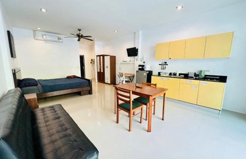 Bang Po Apartamento | Coastal Oasis - Poolside Retreat