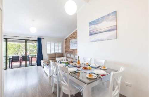 Soldiers Point Apartamento | Coastal Paradise at Fore Dek 3, 17 Soldiers Point Road - water views, linen, Wi-Fi, Air Con