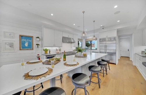 Huntington Beach Casa | Coastal Paradise . Steps to the beach . Pool . Hot Tub