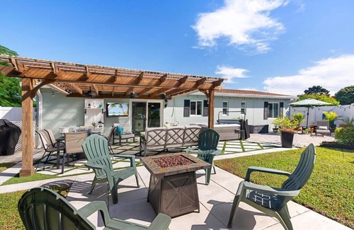 North Palm Beach Casa | Coastal Retreat 3 bedroom 2 bath with Hot Tub
