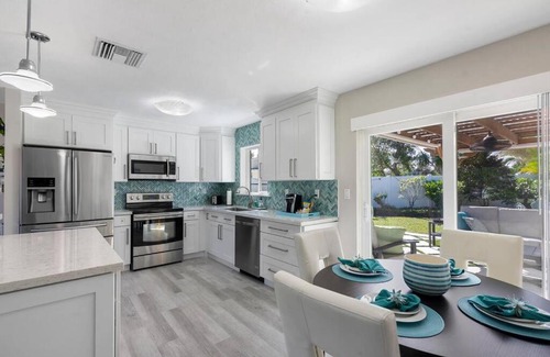 North Palm Beach Casa | Coastal Retreat 3 bedroom 2 bath with Hot Tub