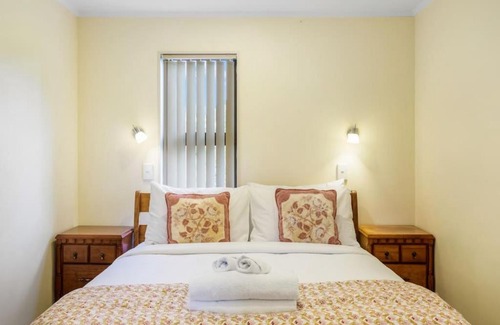 Browns Bay Casa | Coastal Retreat Unit close to Beach