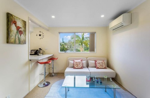 Browns Bay Casa | Coastal Retreat Unit close to Beach