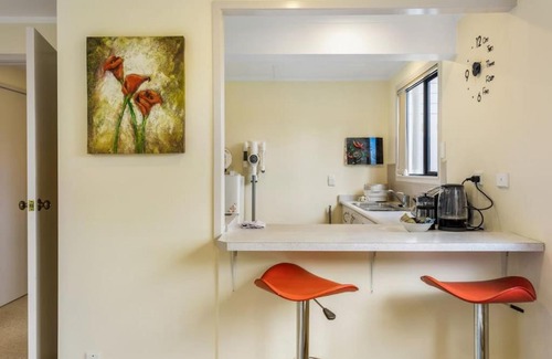 Browns Bay Casa | Coastal Retreat Unit close to Beach