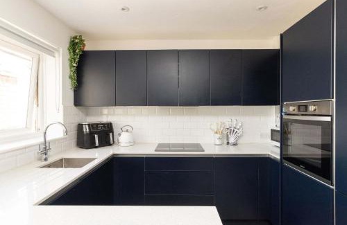 East Wittering Casa | Coastal Retreat with Hot Tub Walk to Beach