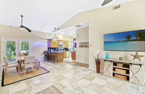 Palm Harbor Apartamento | Coastal SeaRenity - Pool & Canal!