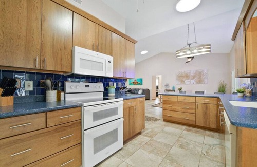 Palm Harbor Apartamento | Coastal SeaRenity - Pool & Canal!