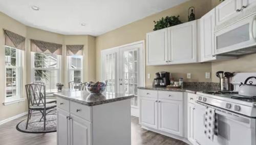 Gulfport Apartamento | Coastal Serenity-Family Beach Escape, 2 Min to Beach, Pools, Hot Tub