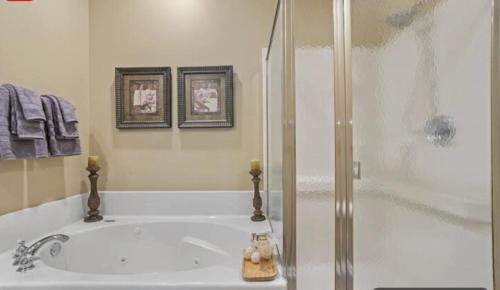Gulfport Apartamento | Coastal Serenity-Family Beach Escape, 2 Min to Beach, Pools, Hot Tub