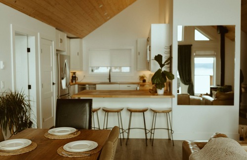 Powell River Casa | Sitka Suite | Oceanfront Luxury Escape | Hot Tub | Optional Sauna Add-On