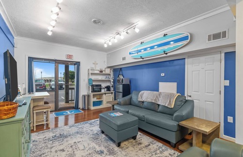 Swansboro Apartamento | Coastal Swan 2.0nCharming waterfront king Boutique studio in peaceful Swansboro.