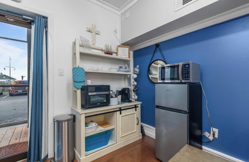 Swansboro Apartamento | Coastal Swan 2.0nCharming waterfront king Boutique studio in peaceful Swansboro.