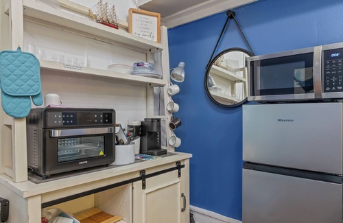 Swansboro Apartamento | Coastal Swan 2.0nCharming waterfront king Boutique studio in peaceful Swansboro.