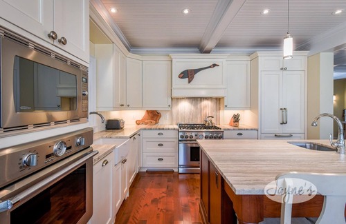 Dysart et al Cabaña | Coastal vibes at this 8bdrm 6bath cottage on Kennisis Lake. Sauna!