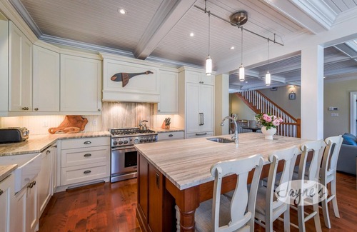 Dysart et al Cabaña | Coastal vibes at this 8bdrm 6bath cottage on Kennisis Lake. Sauna!