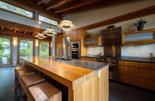 Tofino Casa | Coastal View-Waterfront, Tranquil, Hot Tub, Sauna!