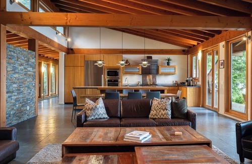 Tofino Casa | Coastal View-Waterfront, Tranquil, Hot Tub, Sauna!
