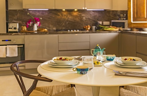Qala Villa | Villa costera con piscina privada y pista de tenis, a pocos pasos del mar