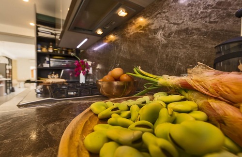 Qala Villa | Villa costera con piscina privada y pista de tenis, a pocos pasos del mar