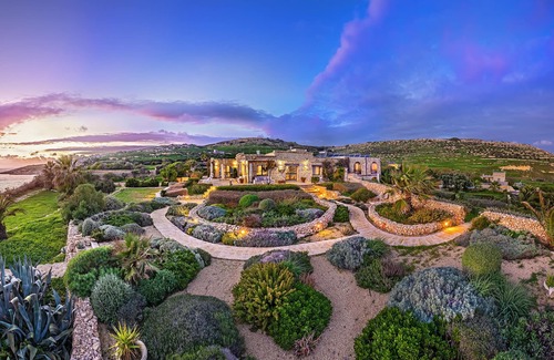 Qala Villa | Villa costera con piscina privada y pista de tenis, a pocos pasos del mar