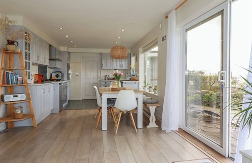 Trenance Cabaña | COASTMAN'S NEST, family friendly, with open fire in Mawgan Porth