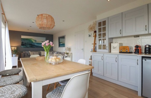 Trenance Cabaña | COASTMAN'S NEST, family friendly, with open fire in Mawgan Porth