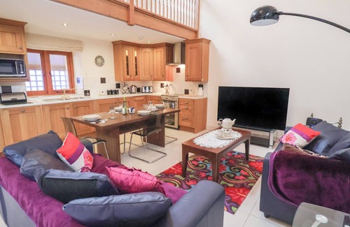 Bicton Cabaña | COB BARN, family friendly, character holiday cottage in Aylesbeare