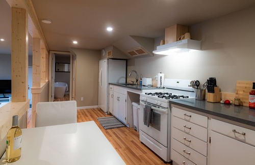Kelseyville Casa | Cobb Mountain Chalet King Size Suite