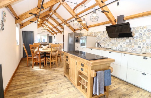 Repps with Bastwick Cabaña | COBBLERS BARN, with hot tub in Potter Heigham