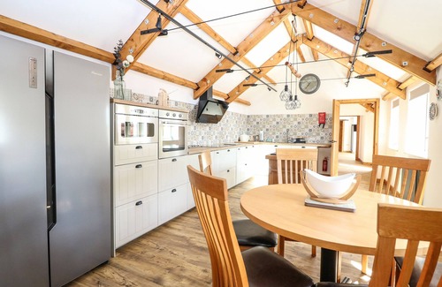 Repps with Bastwick Cabaña | COBBLERS BARN, with hot tub in Potter Heigham