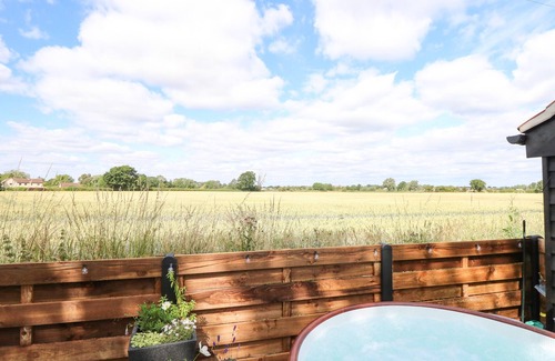 Repps with Bastwick Cabaña | COBBLERS BARN, with hot tub in Potter Heigham