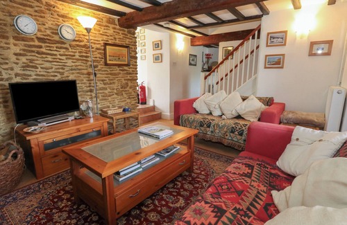 Littlebredy Cabaña | COBBLERS COTTAGE, pet friendly, with open fire in Langton Herring