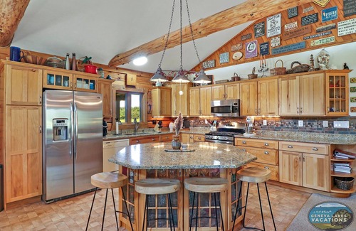 Zenda Casa | Cobblestone Cabin- 5 minutes from Geneva Lake, Easy Access to Snowmobile Trails!