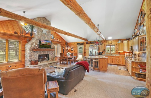 Zenda Casa | Cobblestone Cabin- 5 minutes from Geneva Lake, Easy Access to Snowmobile Trails!