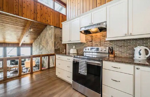 Northern Bruce Peninsula Cabaña | Cobblestone Waterfront cottage 4 Bedrooms, 2 Bathrooms, Sauna at Lion Head
