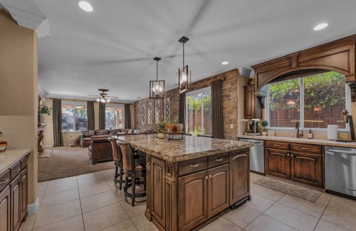 Clovis Casa | Cobbo's House - WOW/Luxe/HOT TUB/Pool/GYM/gazebo/GAMES/Bikes